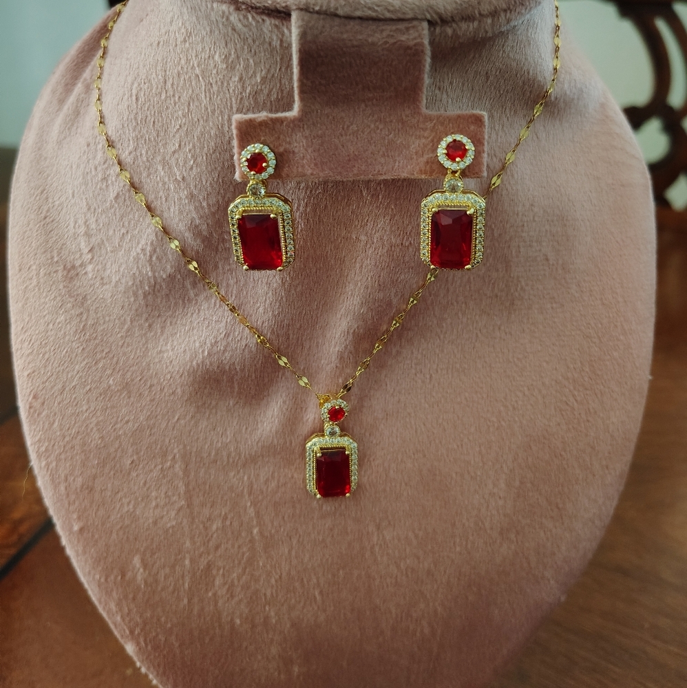 Red and Gold Necklace with Elegant Gemstone Design